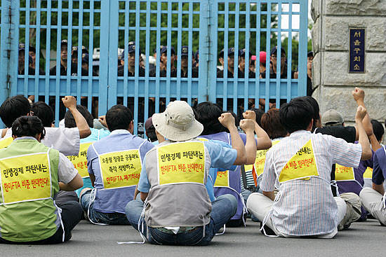서울구치소 앞에서 항의연좌농성을 진행하는 실천단. [사진-통일뉴스 김주영 기자]