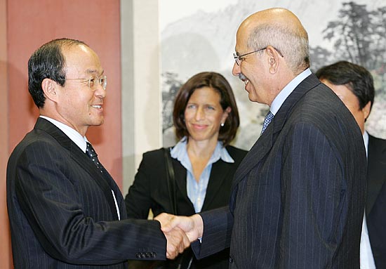 한-IAEA 협력50주년을 맞아 과학기술부 초청으로 방한한 엘바라데이 국제원자력기구(IAEA)사무총장이 12일 오후3시경 서울 도렴동 외교부청사에서 송민순 외교통상부 장관과 만났다. [사진-통일뉴스 김주영 기자]