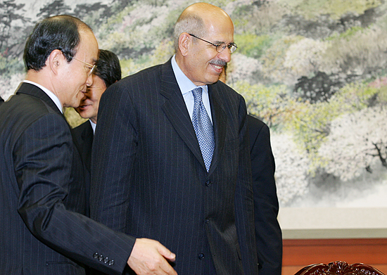 송민순 외교통상부 장관이 엘바라데이 사무총장을 자리로 안내하고 있다. [사진-통일뉴스 김주영 기자]