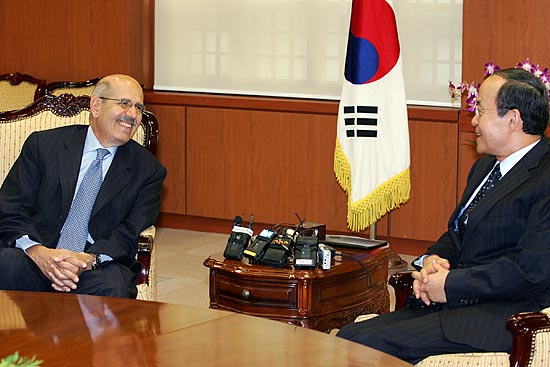 밝은 표정으로 대화 나누는 엘바라데이 IAEA 사무총장과 송민순 외교통상부 장관. [사진-통일뉴스 김주영 기자]