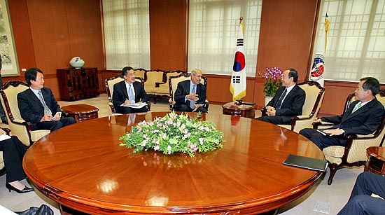 우리측 6자회담 수석대표인 천영우 한반도평화교섭본부장(오른쪽)이 배석했다. [사진-통일뉴스 김주영 기자]