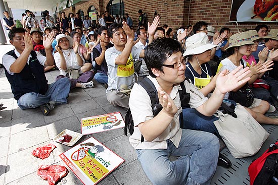 '광우병 미국산 쇠고기'시판 중단을 요구하며 롯데마트 서울역점 앞에서 농성을 벌이는 참가자들.  [사진-통일뉴스 김주영 기자]