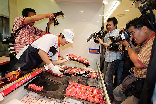광우병 국민감시단의 농성이 계속되자 매장 직원들이 수입육 코너에 진열된 미국산쇠고기를 진열대에서 치우고 있다. [사진-통일뉴스 김주영 기자]