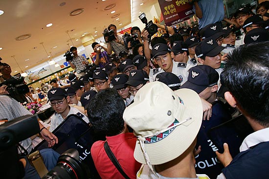 '아루라장 된 롯데마트'. 롯데마트 서울역점 지점장과 면담을 요구하는 매장을 점거한 농성단을 진압하기 위해 매장내로 들어온 경찰병력과 농성단이 몸싸움을 벌이고 있다. [사진-통일뉴스 김주영 기자]