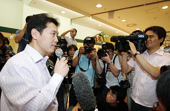 '오늘은 미국산쇠고기 팔지 않겠다'. 계속된 점거 농성에 롯데마트 서울역점 지점장이 매장에 나와