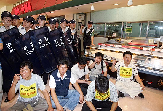 수입육 코너에서 미국산 쇠고기가 치워져 있다. 광우병 국민감시단과 범국본 농성단은 지점장의 답변을 듣고 이날 오전 11시40분경 농성을 풀었다. [사진-통일뉴스 김주영 기자