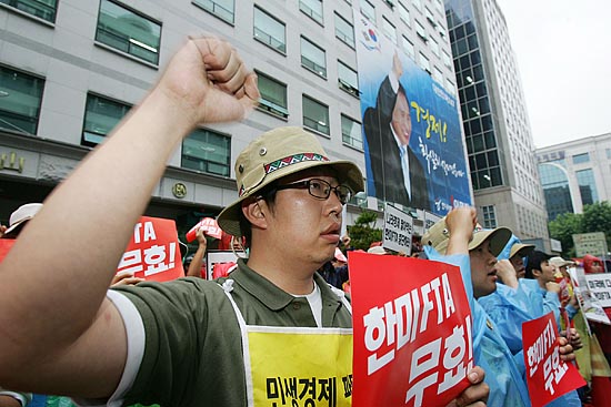 16일 오후2시 20분경 '한미FTA저지범국본'소속 회원 30여명이 서울 여의도 용산빌딩 한나라당 대선 후보 이명박 선거캠프 에서 '한미FTA비준'에 대한 입장과 두 공동대표 구속에 대한 입장표명을 요구하며 기자회견을 열었다. [사진-통일뉴스 김주영 기자]