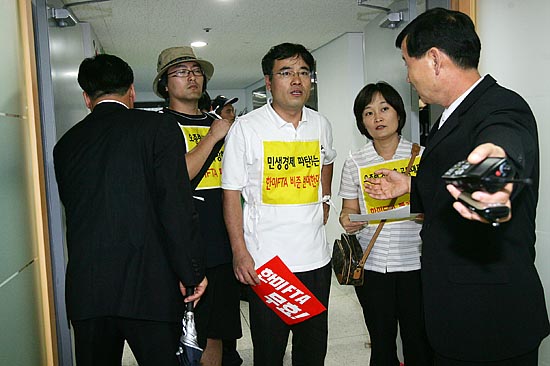 기자회견을 마친 참가자들이 대표단을 구성해 경찰의 관계자의 안내를 받으며 이명박 후보 캠프 사무실로 들어서고 있다. [사진-통일뉴스 김주영 기자]