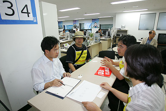 이명박 선거 캠프에서 관계자와 면담하는 대표단. 사무실 안에는 경선일까지의 남은 날짜가 표시되어 있다. [사진-통일뉴스 김주영 기자]