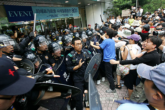 20일 오전 경찰이 이랜드 사업장인 홈에버 점거 노조원들을 강제진압한 가운데 이날 노조원들이 오후 1시30분경 이랜드 사업장인 뉴코아아울렛 평촌점으로 진입시도를 하며 경찰과 대치를 벌이고 있다. [사진-통일뉴스 김주영 기자]