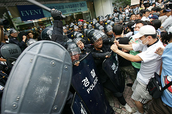 민주노총이 이랜드 사업장 40여개의 매장을 타격투쟁하기로 한 가운데 뉴코아아울렛 평촌점을 진입시도를 하며 경찰과 대치를 벌이고 있다. [사진-통일뉴스 김주영 기자]