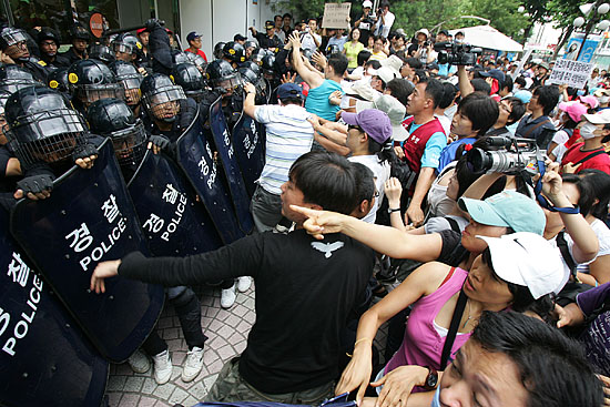 '항의하는 조합원들'. 이날 오전 홈에버 사업장의 강제진압에 분노한 이랜드 조합원들이 뉴코아아울렛 평촌점으로 집결해 경찰에 강하게 항의하고 있다. [사진-통일뉴스 김주영 기자]