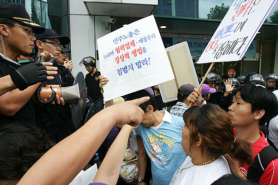 이랜드 매장 입점주들과 실랑이 벌이는 이랜드 노조원들. [사진-통일뉴스 김주영 기자]