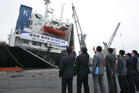 인도요원들을 환송하는 남북교류협력지원협회 직원들. [사진-통일뉴스 김주영 기자]