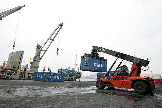 출항에 앞서 선적작업이 한창인 모습. 1항차분 북송을 시작으로 올해 8천만달러 상당의 의복류 신발, 비누 생산에 필요한 경공업원자재를 북으로 보낸다. [사진-통일뉴스 김주영 기자]