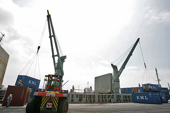 이날 기상악화로 선적이 지연돼 당초 25일 오후1시 출항예정이던 트레이드 포츈호는  오후  5시경 출항한다. [사진-통일뉴스 김주영 기자]