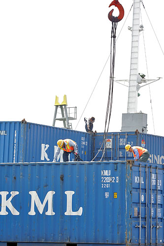 북으로 보낼 폴리에스터 섬유 500t의 선적작업이 한창이다. [사진-통일뉴스 김주영 기자]