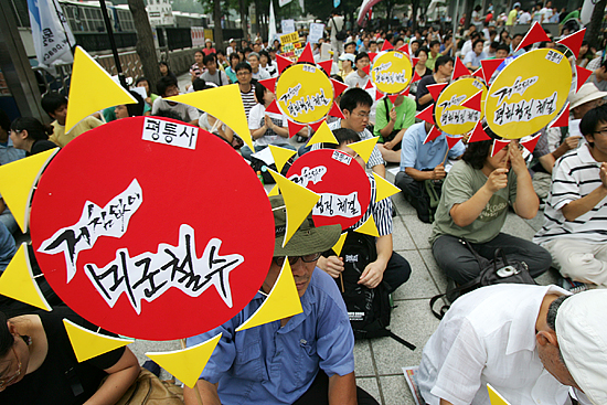 28일 오후5시 서울 광화문 미대사관 인근 KT 앞에서 '한국진보연대', '평택미군기지확잔반대범국민대책위'단체 소속 회원400여명이 참가한 가운데 '7.27정전협정 54년 평화협정 체결, 주한미군 철수 촉구 결의대회'가  열렸다. [사진-통일뉴스 김주영 기자]