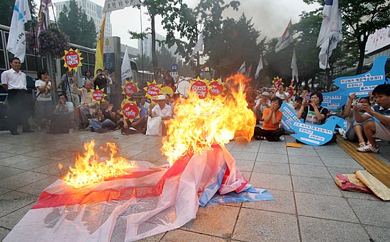 참가자들은 집회를 마친 후 주한미군 철수를 촉구하며 성조기를 태우는 상징의식을 벌였다. [사진-통일뉴스 김주영 기자]