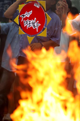 '거침없이 불타는 성조기(?)'. [사진-통일뉴스 김주영 기자]