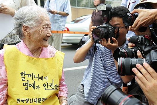 30일 오후 미 하원에서 '위안부 결의안'이 만장일치로 통과됨에 따라 '한국정신대문제대책협의회'(정대협)와 피해자 할머니들이 이를 환영하는 기자회견을 열었다. 피해 할머니들 가운데 최고령자인 이순덕(91)할머니가 취재진들을 향해 환히 웃어보이고 있다. [사진-통일뉴스 김주영 기자]