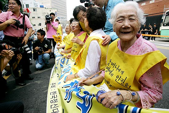 기자회견을 마치고 이순덕(91)할머니가 환하게 웃고 있다. [사진-통일뉴스 김주영 기자]