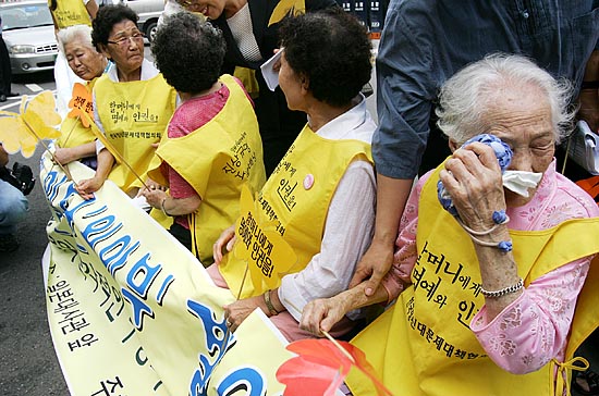 이순덕 할머니(91)가 기자회견 도중 지난세월을 떠올리며 눈시울을 적시고 있다. [사진-통일뉴스 김주영 기자]