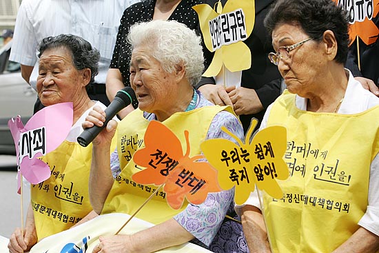 이옥선 할머니(80)가 미 하원 결의안 만장일치 통과를 환영하며 소회를 전하고 있다. [사진-통일뉴스 김주영 기자]