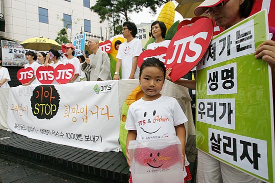 2일 낮12시 서울 종로 인사동 남인사마당에소 국제구호단체 JTS(Join Togather Society, 이사장 법륜)이 '북한동포살리기, 생명의 옥수수1000톤 보내기'캠페인을 벌였다. JTS는 캠페인과 모금을 통해 8월 중순경 함경북도 지역에 옥수수1000톤을 보낼 계획이다. [사진-통일뉴스 김주영 기자]