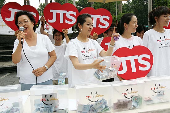이날 캠페인에는 연기자 배종옥 씨를 비롯해 나문희, 한지민, 김여진 등 방송인들이 대거 참여해 시민들의 관심을 모았다. 모금 동참을 호소하는 방송인들. [사진-통일뉴스 김주영 기자]