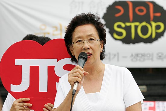 '거침없이 모금을!'. 방송인 나문희 씨가 시민들에게 옥수수 보내기 모금에 동참할 것을 호소하고 있다. [사진-통일뉴스 김주영 기자]