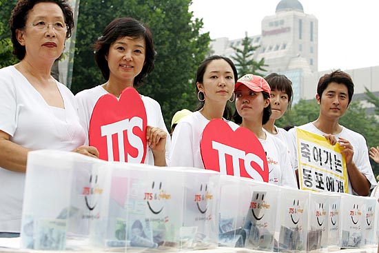 모금운동에 참여한 연기자 배종옥 씨를 비롯한 방송인들 앞으로 모금함이 늘어서 있다. [사진-통일뉴스 김주영 기자]