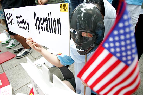 '아프간 피랍'19일째를 맞은 6일 낮12시 서울 광화문 미대사관 인근에서 열린 '제95차반미연대집회'에서 미국의 군사작전을 반대하는 퍼포먼스를 벌이는 참가자. [사진-통일뉴스 김주영 기자]