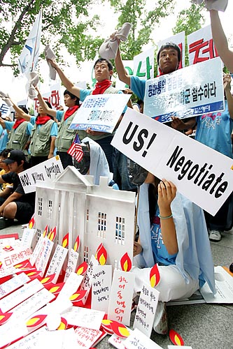 참가자들은 백악관을 모형촛불로 둘러싸는 퍼포먼스를 벌이며 