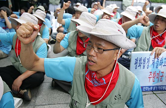 이날 반미연대집회에는 노동자 통일선봉대 대오가 참가해 '을지포커스렌즈 연습 계획 중단'과 '전시작전통제권 환수','유엔사 해체'를 주장했다. [사진-통일뉴스 김주영 기자]
