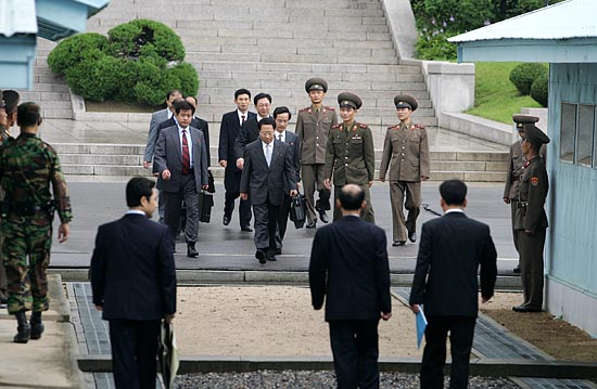 8일 오전 9시 50분 6자회담의 일환으로 판문점에서 열리는 경제.에너지 실무그룹 회의에 참석하기 위해 북측 대표단이 공동경비구역(JSA)내 군사분계선으로 내려오고 있다. 사진은(뒷모습) 남측 대표단이 마중나와 있는 모습. [인터넷사진공동취재단 김주영 기자]