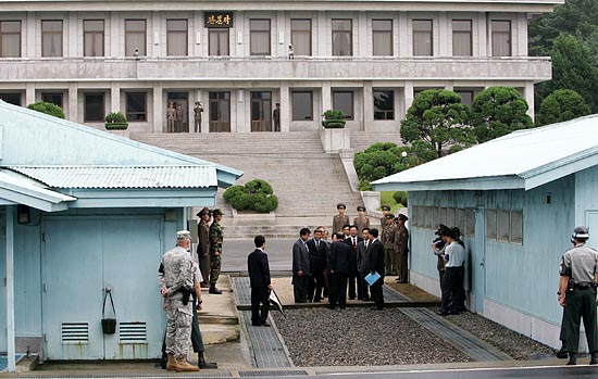 남북 대표단이 공동경비구역(JSA)내에 위치한 군사분계선(MDL)을 사이에 두고 잠시 인사를 나누고 있다. [인터넷사진공동취재단 김주영 기자]