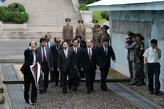 군사분계선을 넘은 북측 대표단이 남측 대표단의 안내를 받으며 회담장인 남측 '평화의 집'으로 향하고 있다. [인터넷사진공동취재단 김주영 기자]