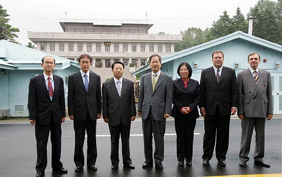 회담장으로 향하기 앞서 6자회담 수석대표단이 역사적인 판문점에서의 첫 국제회의를 기념하기 위해 군사회담장과 북측 판문각을 배경으로 기념촬영을 하고 있다.[인터넷사진공동취재단 김주영 기자]