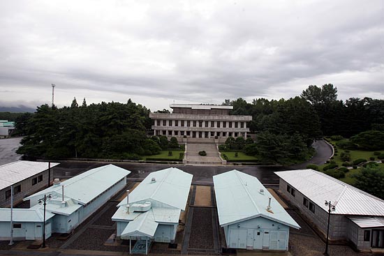 남측 '자유의 집' 옥상에서 바라본 유엔군의 공동경비구역(JSA)의 모습. 뒤로는 북측 판문각이 보인다. [인터넷사진공동취재단 김주영 기자]