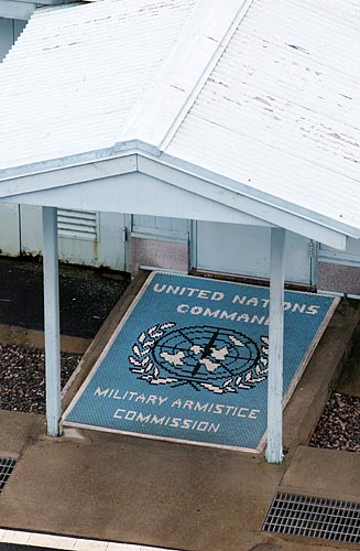 공동경비구역 내 위치한 유엔군사정전위원회 회담장 입구에 파란 표식이 선명하다. [인터넷사진공동취재단 김주영 기자]