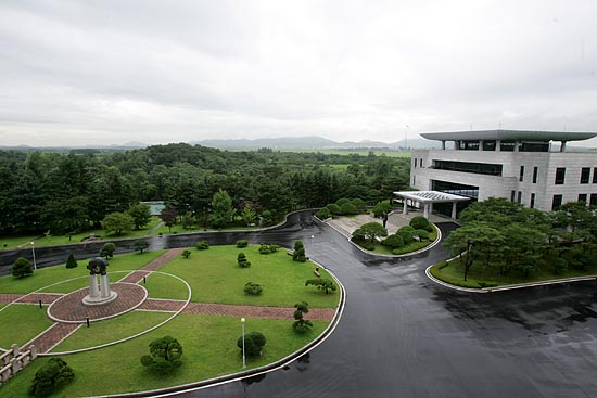 회담이 열리고 있는 남측 '평화의 집'의 전경모습. 뒤로는 비무장지대를 지나 북측 기정동 마을이 자리잡고 있다. [인터넷사진공동취재단 김주영 기자]