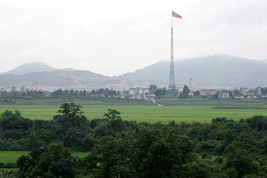 북측 기정동 마을과 인공기 철탑이 하늘로 높게 뻗어있다. [인터넷사진공동취재단 김주영 기자]