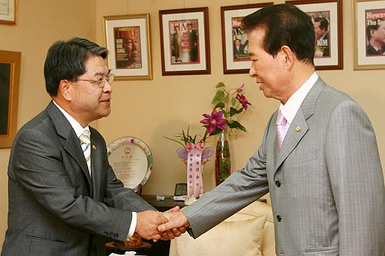 11일 오전 10시 이재정 통일부 장관이 김대중 전 대통령을 동교동 자택에서 예방해 인사를 나누고 있다.  [사진-통일뉴스 김주영 기자]