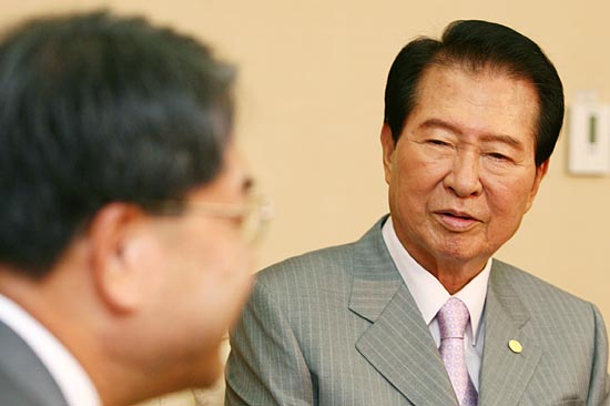 이날 김대중 전 대통령은 정상회담 자문을 구하기 위해 동교동 자택을 찾은 이재정 장관과의 대화에서 