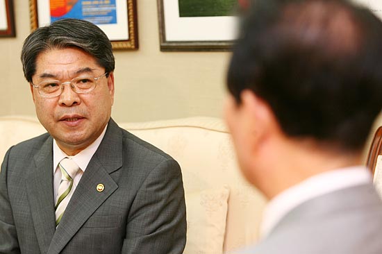 이재정 통일부 장관이 김 전 대통령의 말을 경청하고 있다. [사진-통일뉴스 김주영 기자]