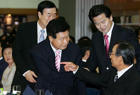 동교동계 1세대인 권노갑(오른쪽), 한화갑, 김옥두(왼쪽) 전 의원과 정동영 열린우리당 전 의장(오른쪽 2번째)이 이야기를 나누고 있다. [사진-통일뉴스 김주영 기자]