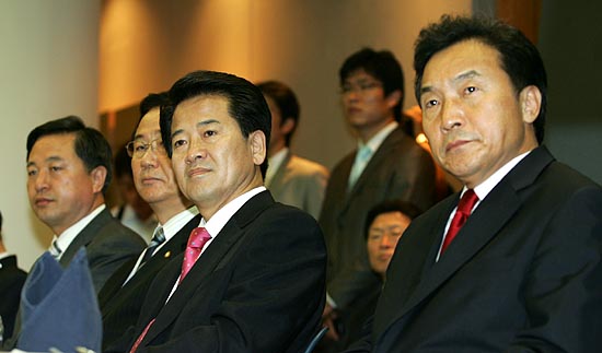 범여권 대권주자들인 정동영 전 의원(왼쪽)과 손학규 전 경기도 지사(오른쪽)가 나란히 기념미사에 참석했다. [사진-통일뉴스 김주영 기자]