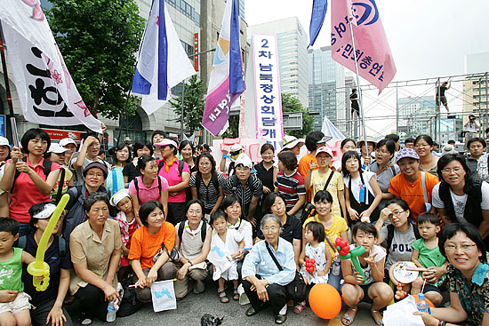 15일 오후 3시 20분 서울 광화문에서 열린 '자주통일 범국민대회' 참가자들이 행사가 끝나고 2차 남북정상회담 환영하는 대형 상징물 앞에서 기념촬영을 하고 있다.  [사진-통일뉴스 김주영 기자]