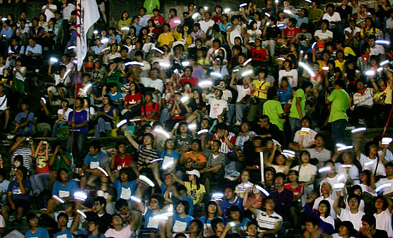 14일 밤 열린'반미반전 자주통일 결의대회'에 참가한 청년,학생, 노동자 등 1만여 참가자들이 핸드폰으로 행사장인 중앙대 대운동장을 밝히고 있다. [사진-통일뉴스 김주영 기자]